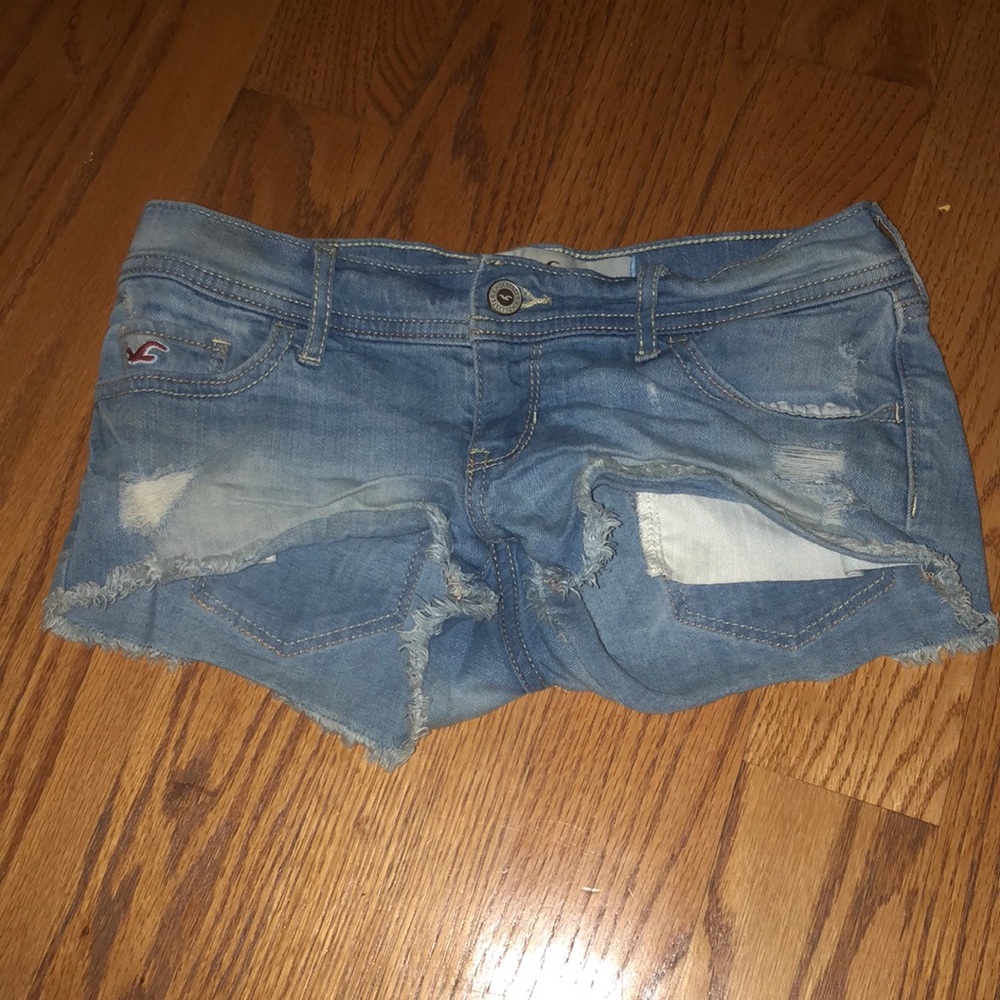 Hollister distressed denim shorts 🦋